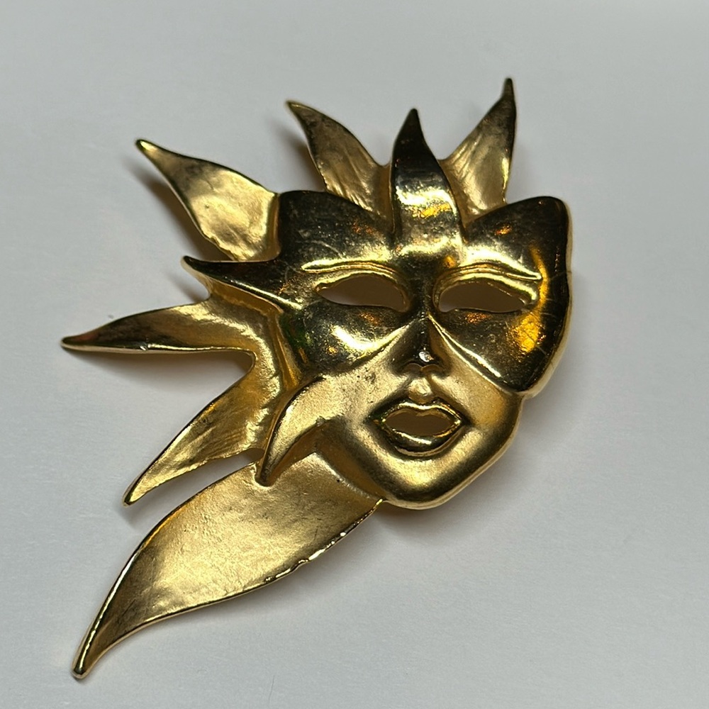 Masquerade mask brooch gold tone plated